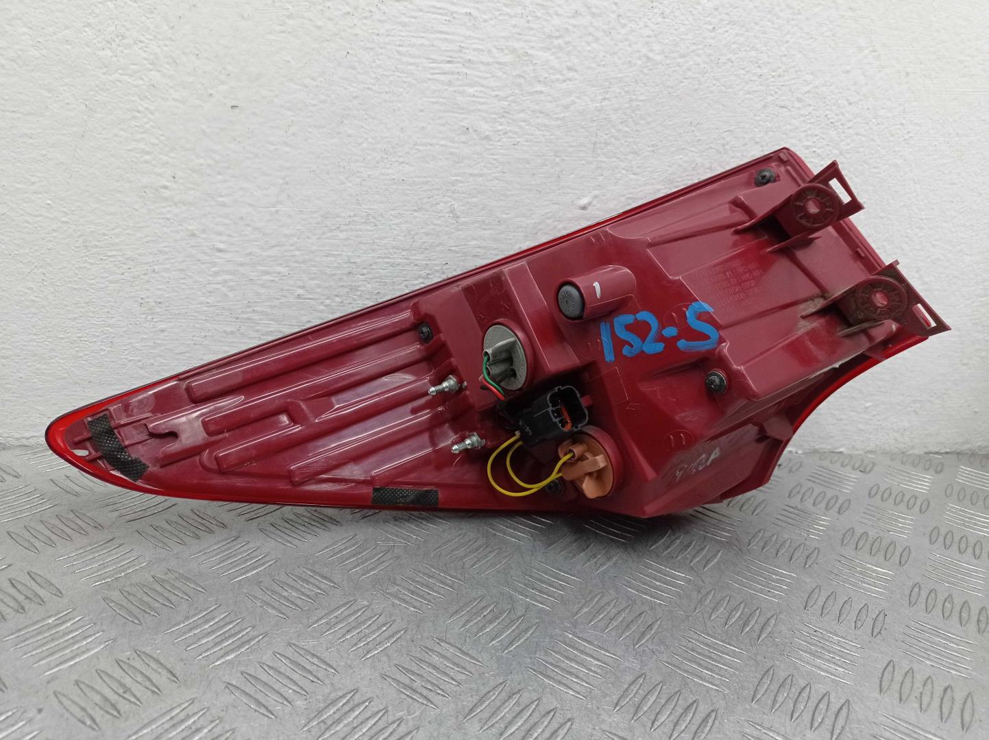 Фонарь задний наружный правый