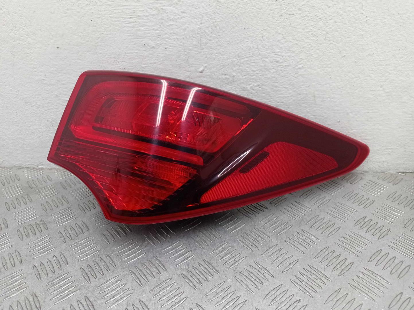 Фонарь задний наружный правый