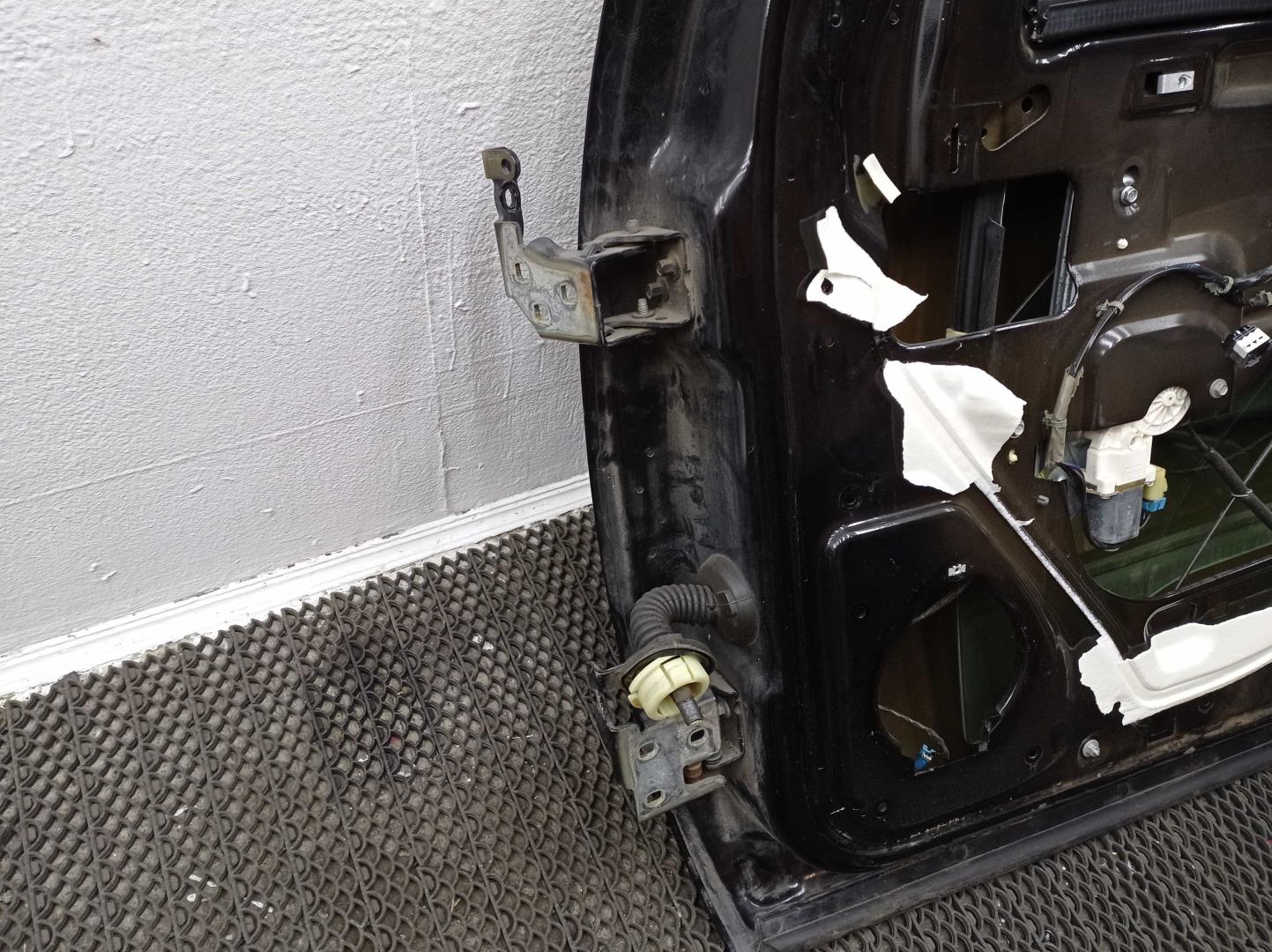 Петля двери передней