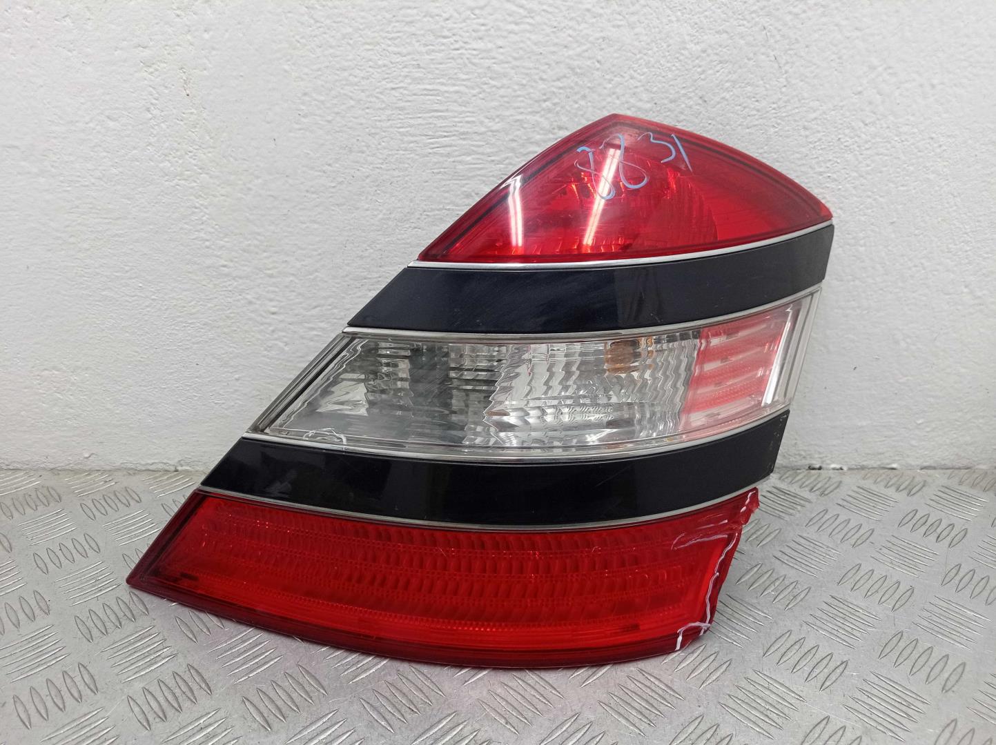 Фонарь задний наружный правый