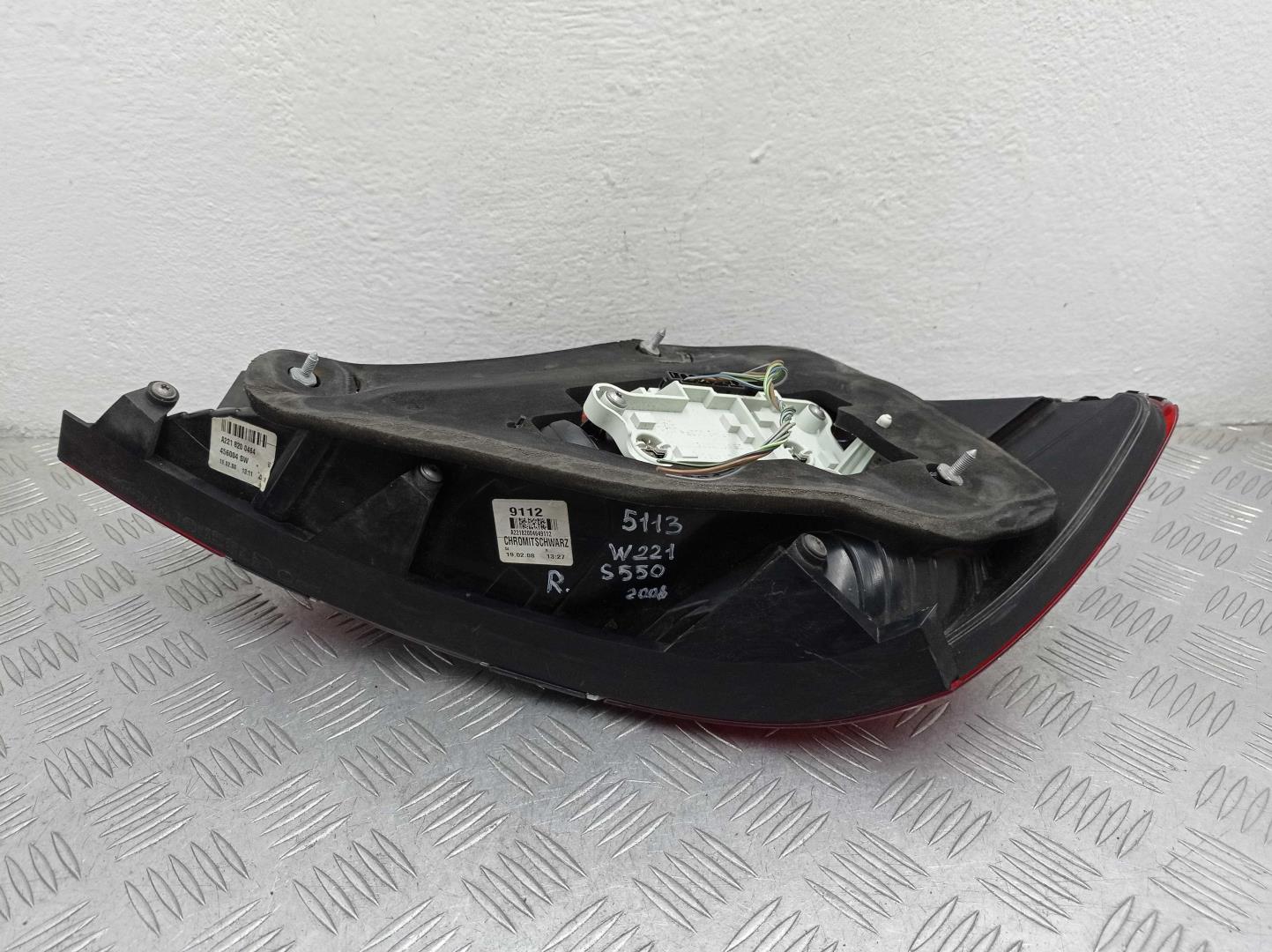 Фонарь задний наружный правый