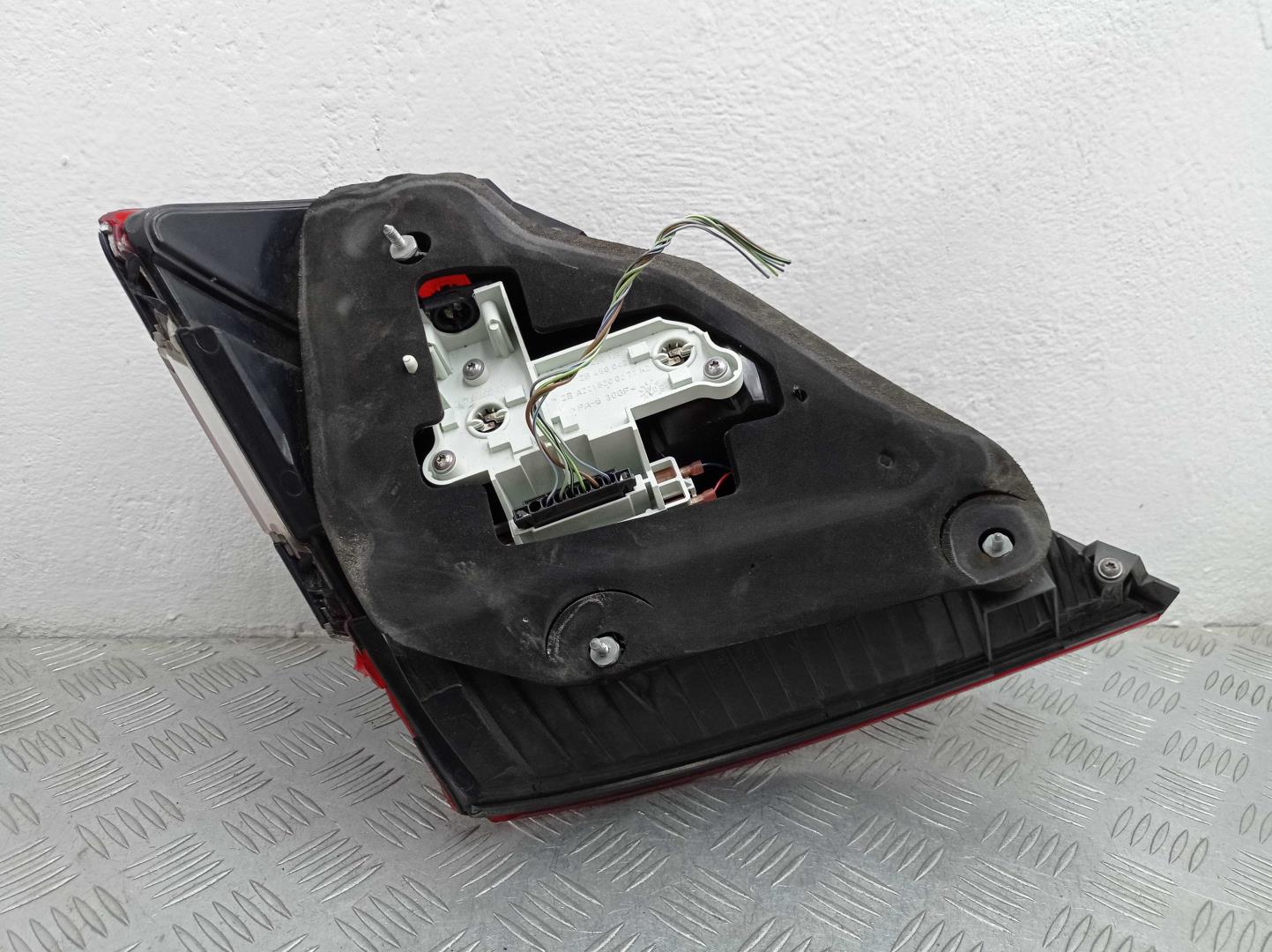 Фонарь задний наружный правый