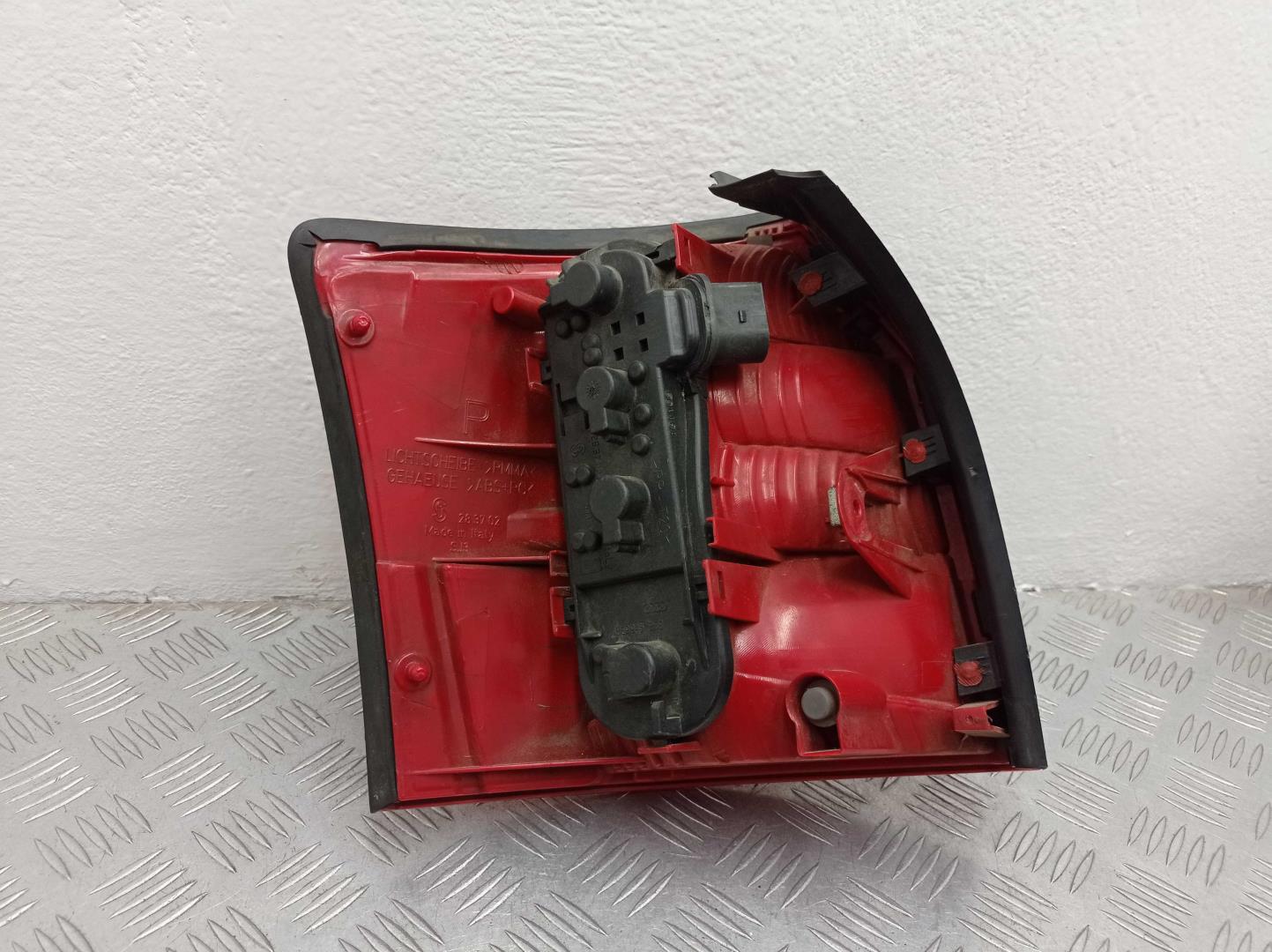 Фонарь задний наружный правый