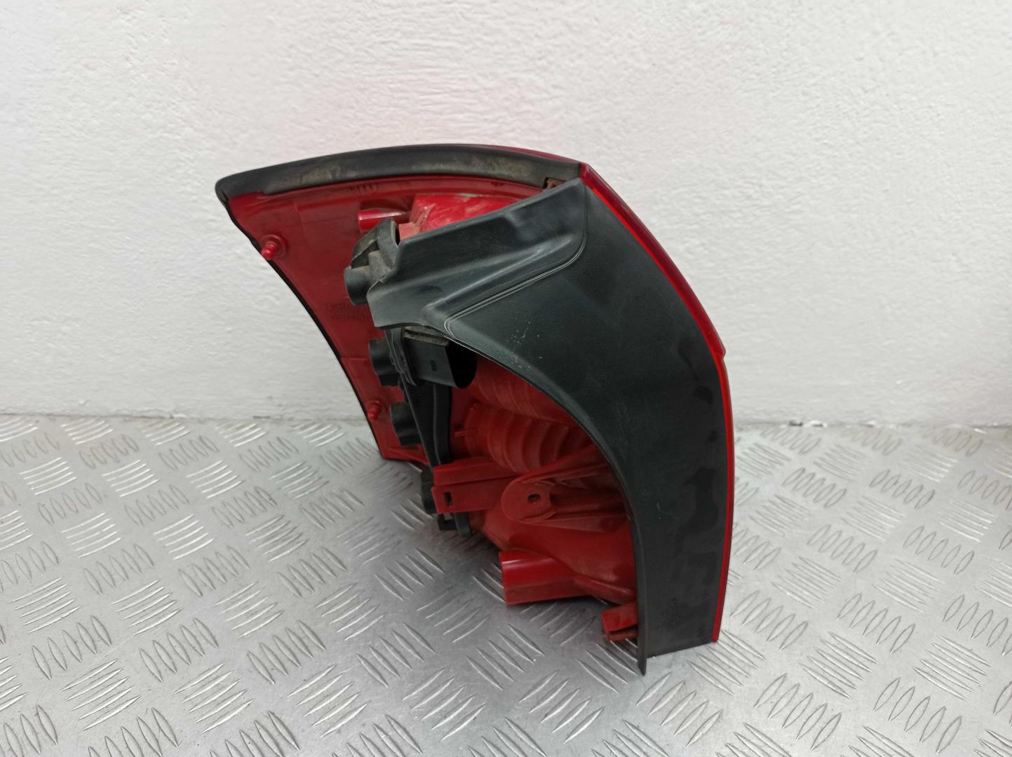 Фонарь задний наружный правый