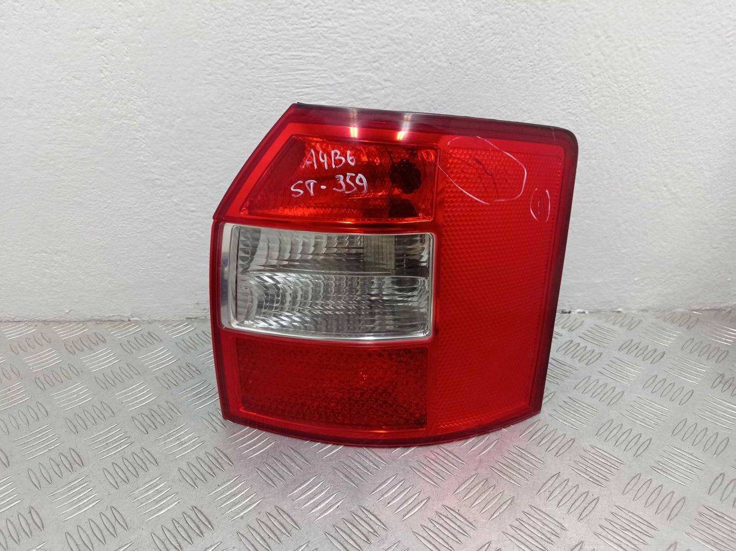 Фонарь задний наружный правый