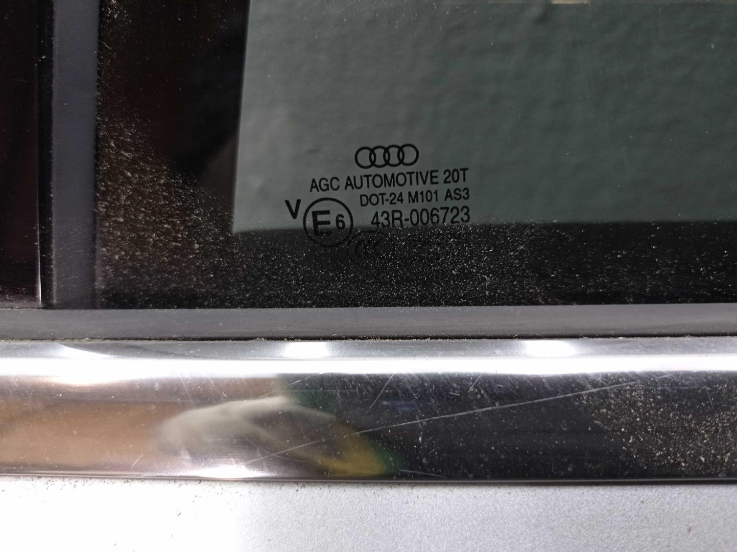 Стекло двери передней левой