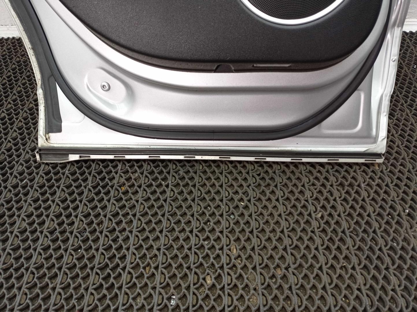 Стекло двери передней левой