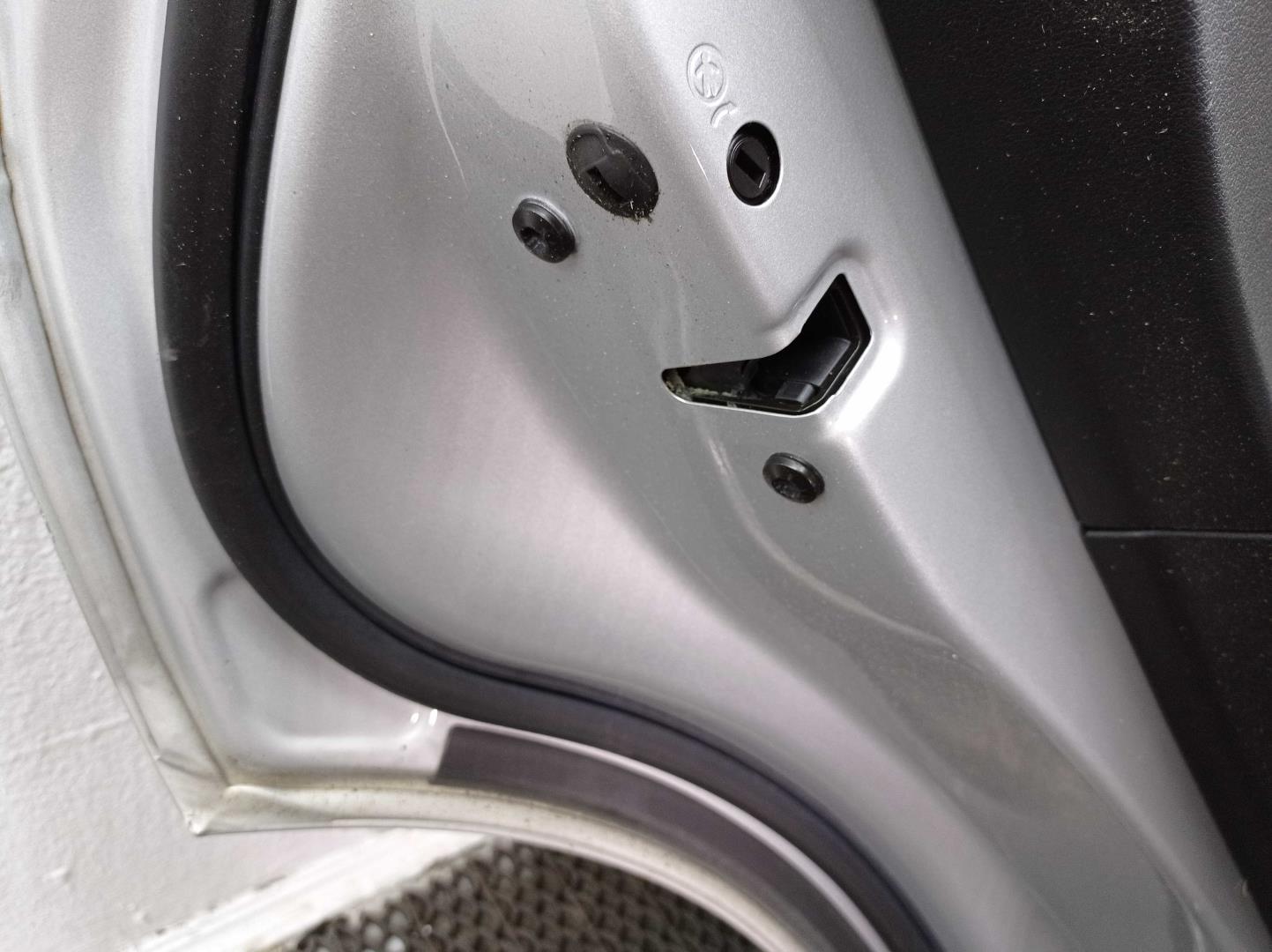 Стекло двери передней левой