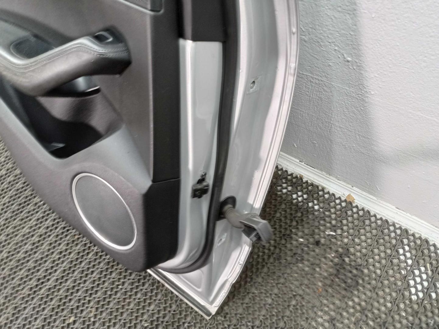 Стекло двери передней левой