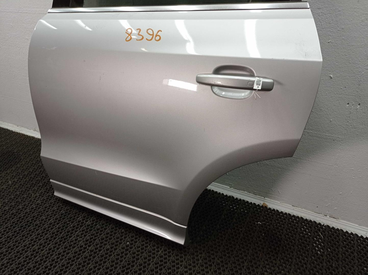 Стекло двери передней левой