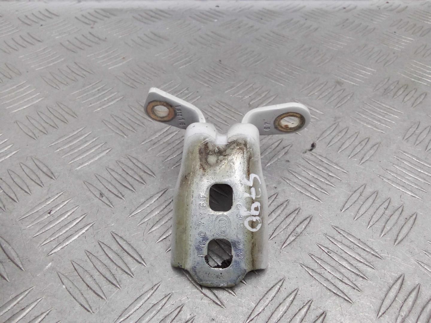 Петля двери передней