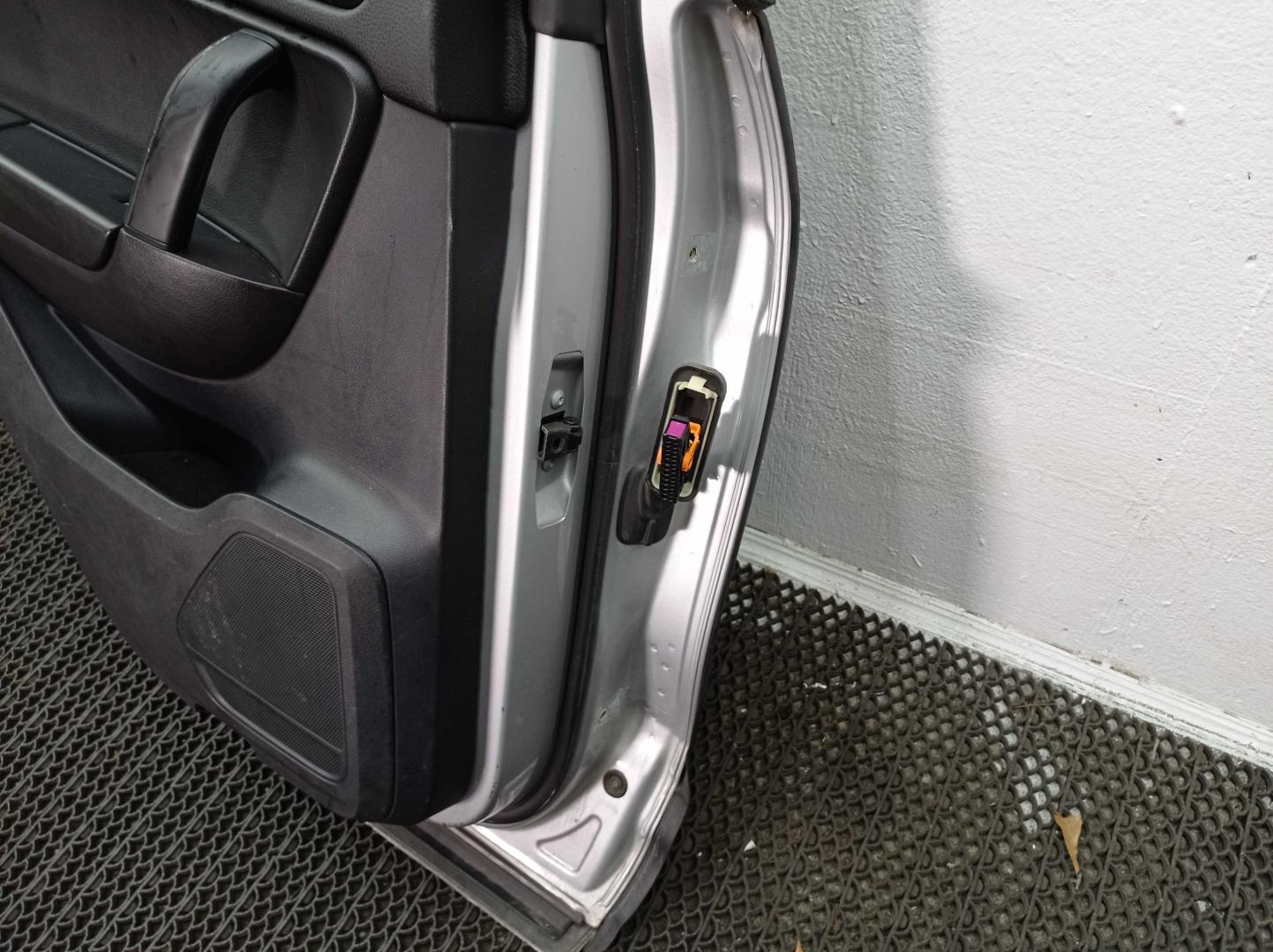 Стекло двери задней левой