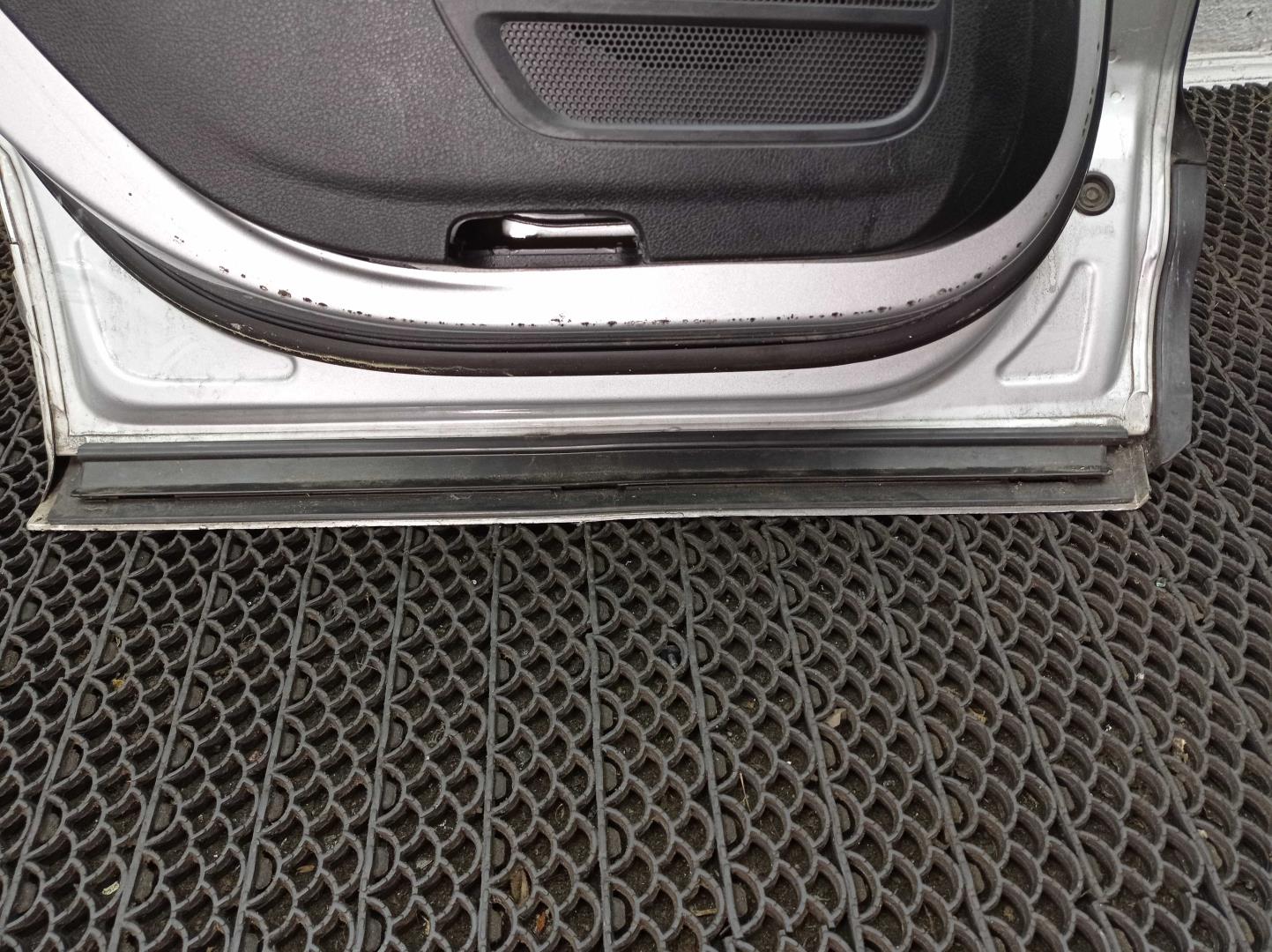 Стекло двери задней левой