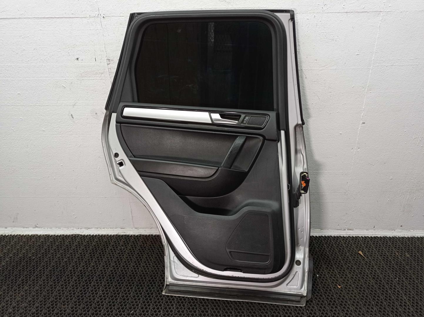 Стекло двери задней левой