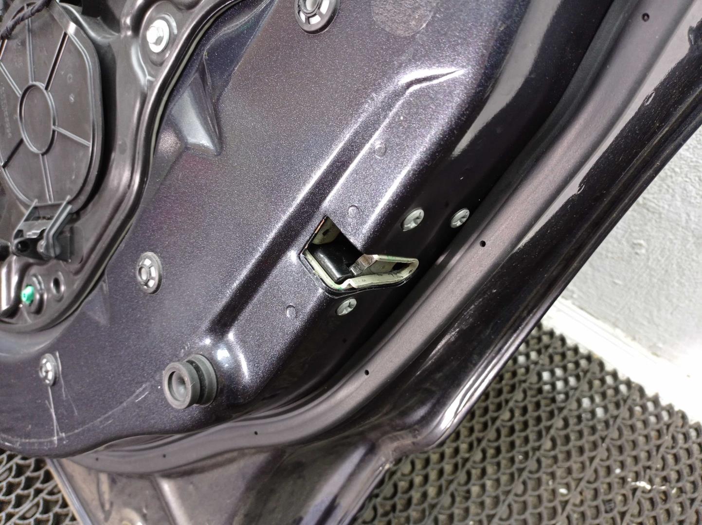 Петля двери передней