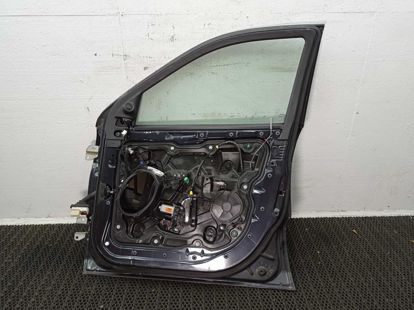 Петля двери передней