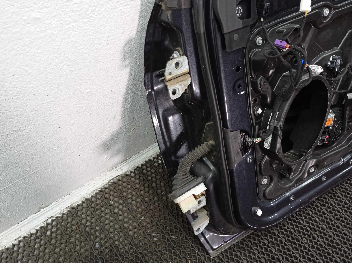 Петля двери передней