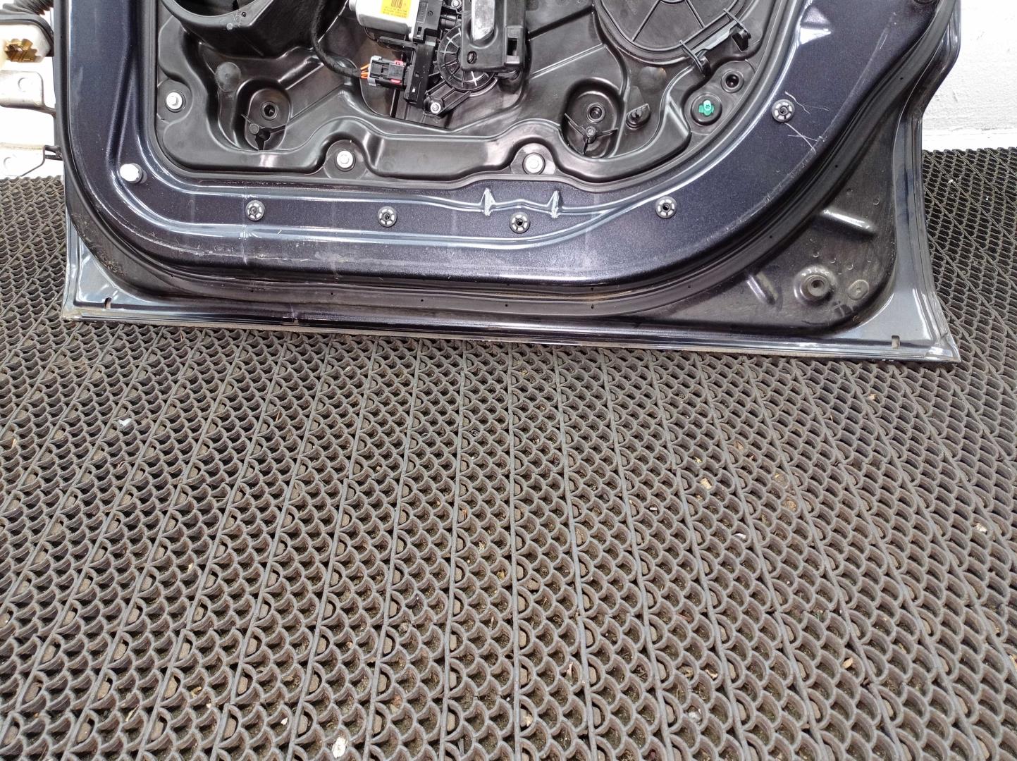 Петля двери передней