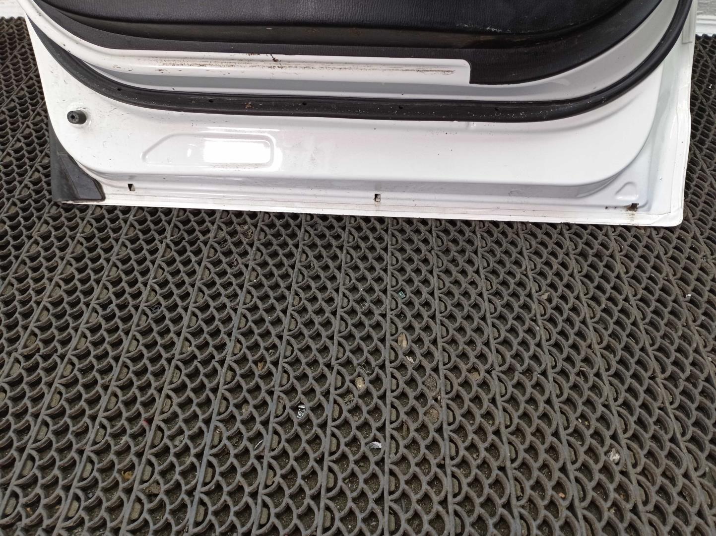 Стекло двери задней левой