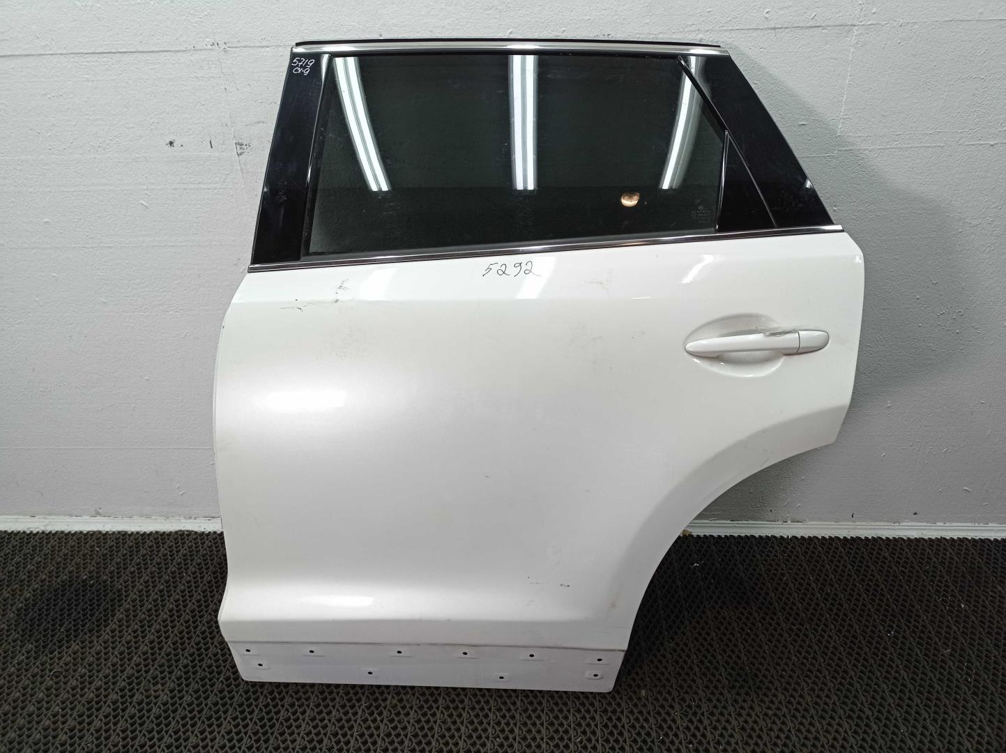 Стекло двери задней левой