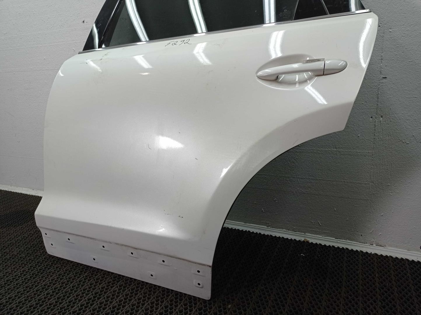 Стекло двери задней левой