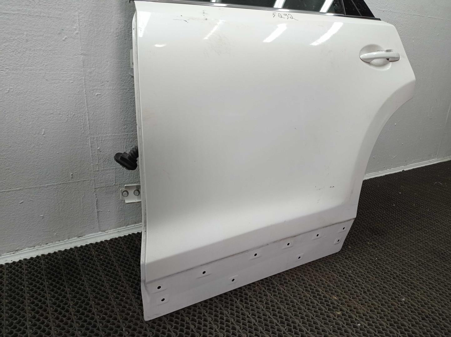 Стекло двери задней левой