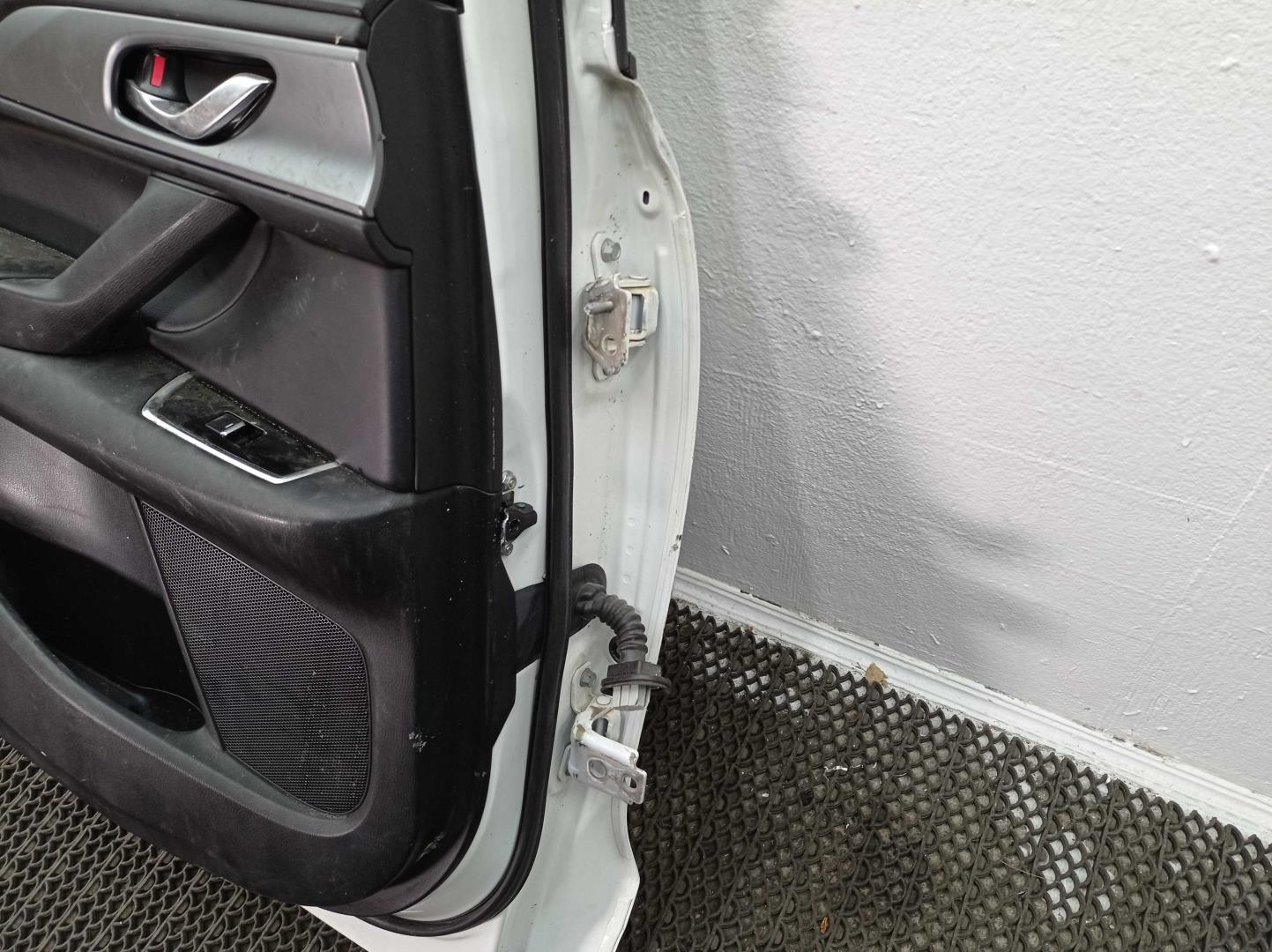 Стекло двери задней левой