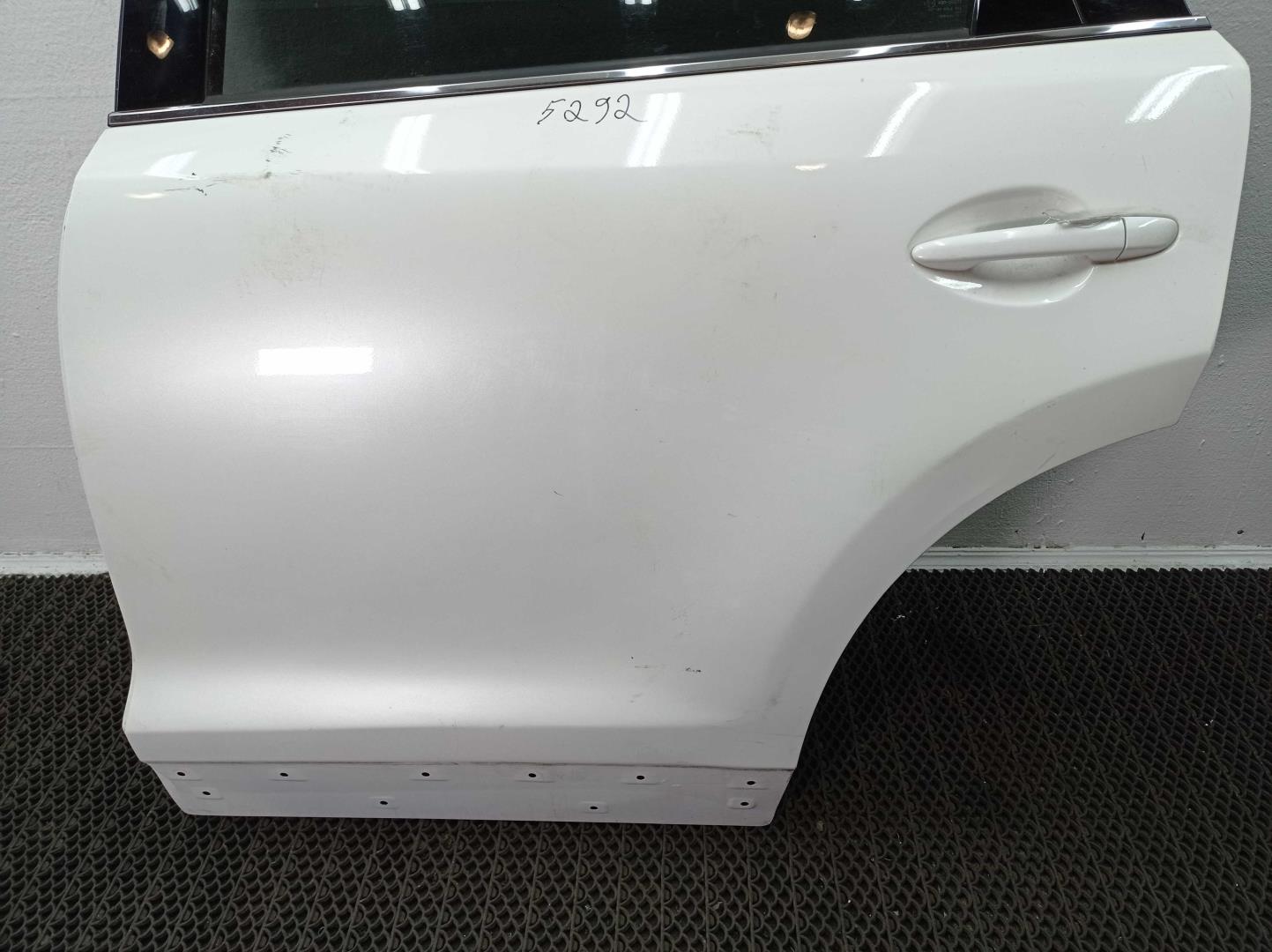 Стекло двери задней левой