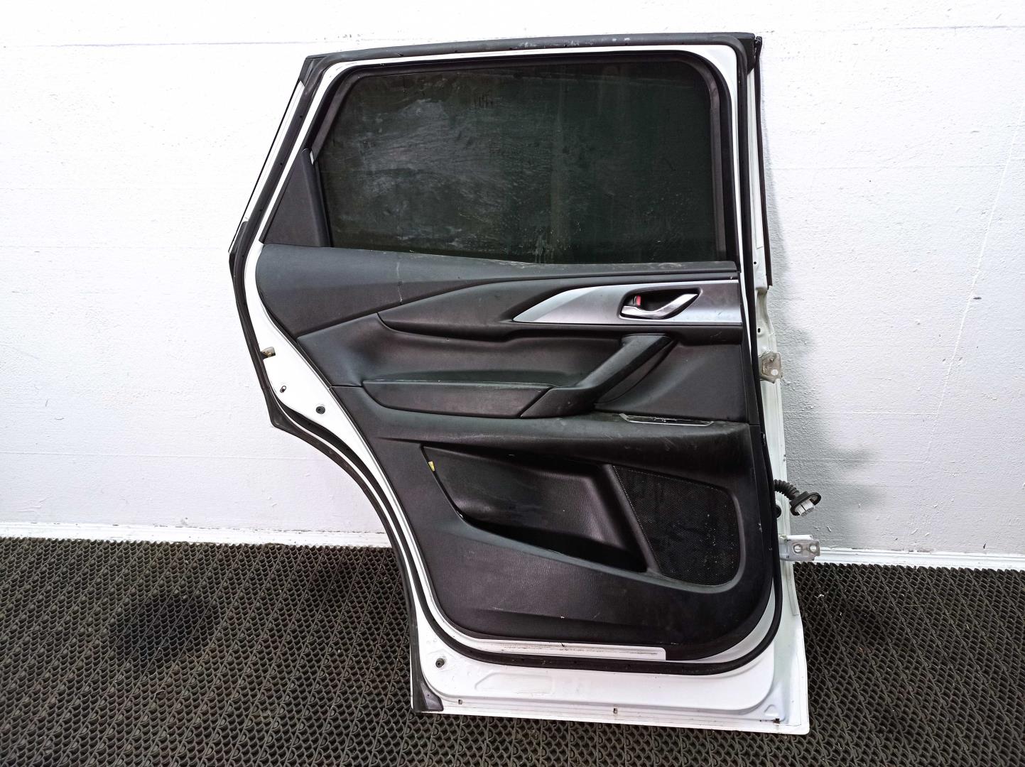 Стекло двери задней левой