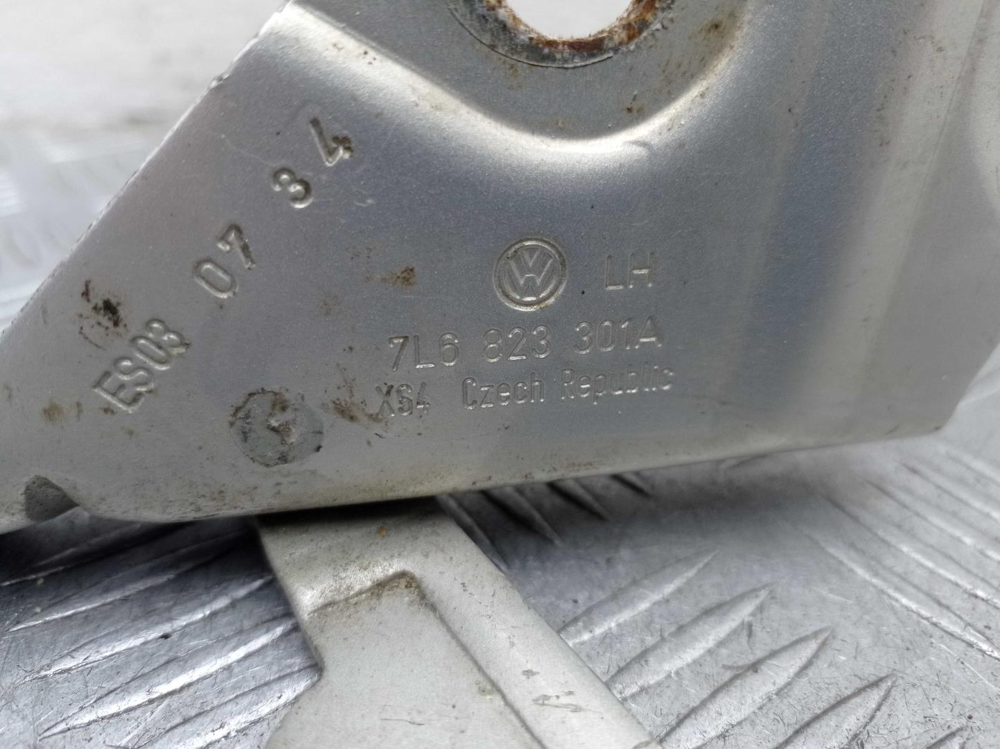 Петля капота левая