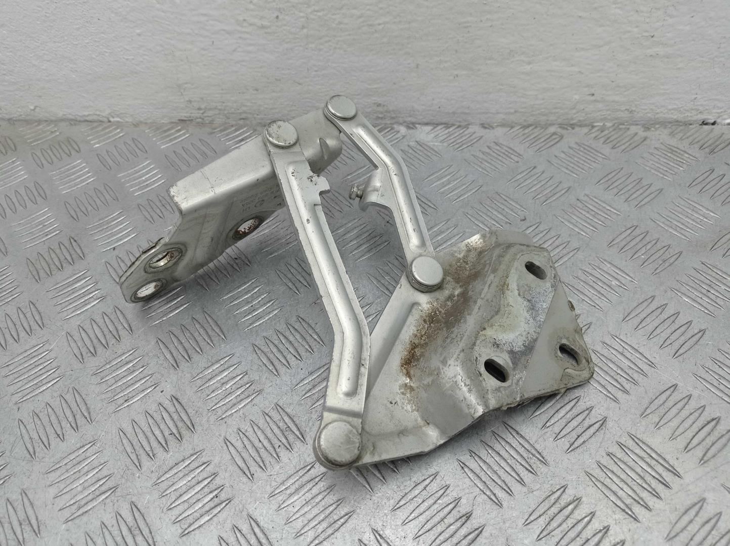 Петля капота левая