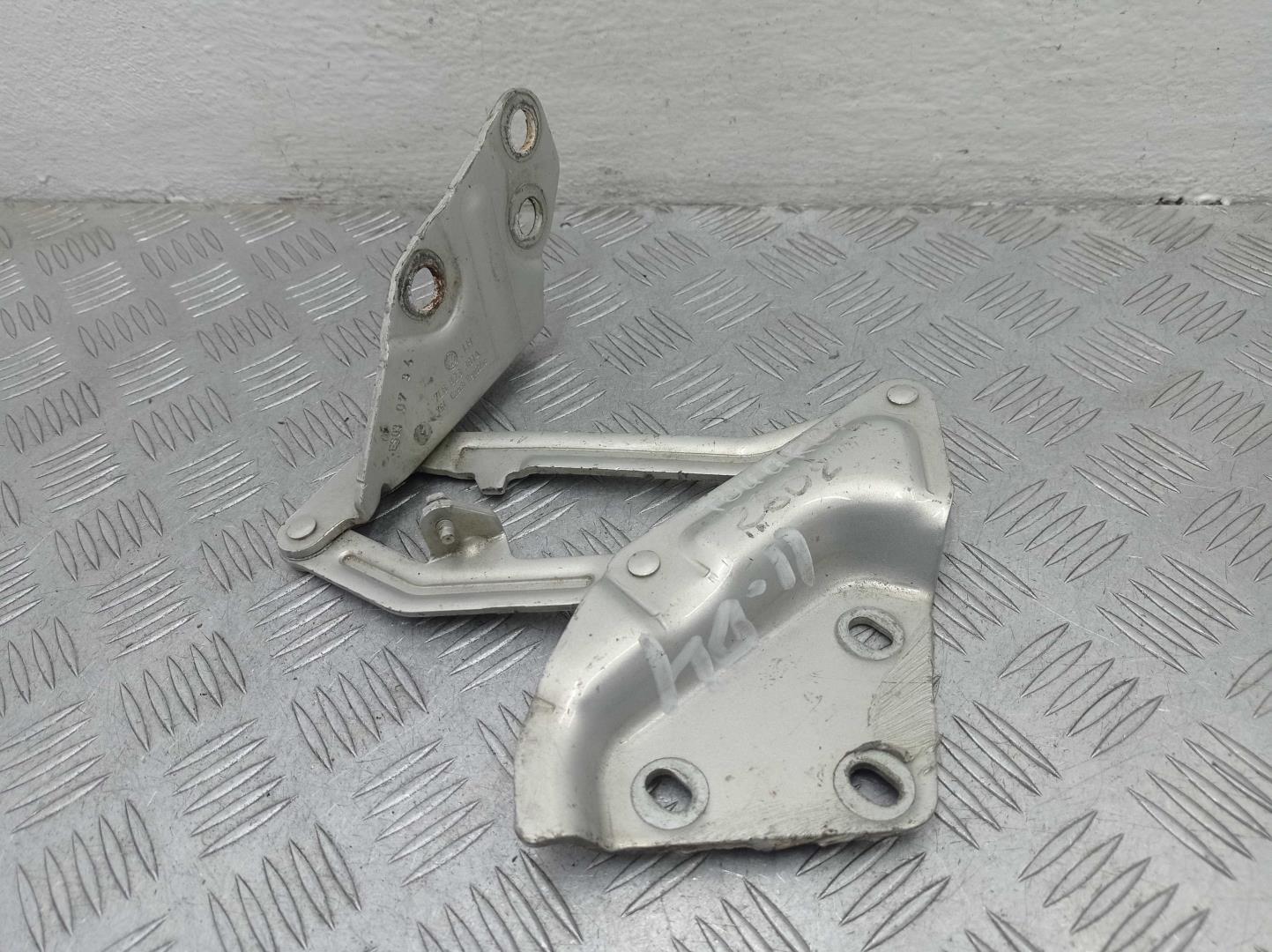 Петля капота левая