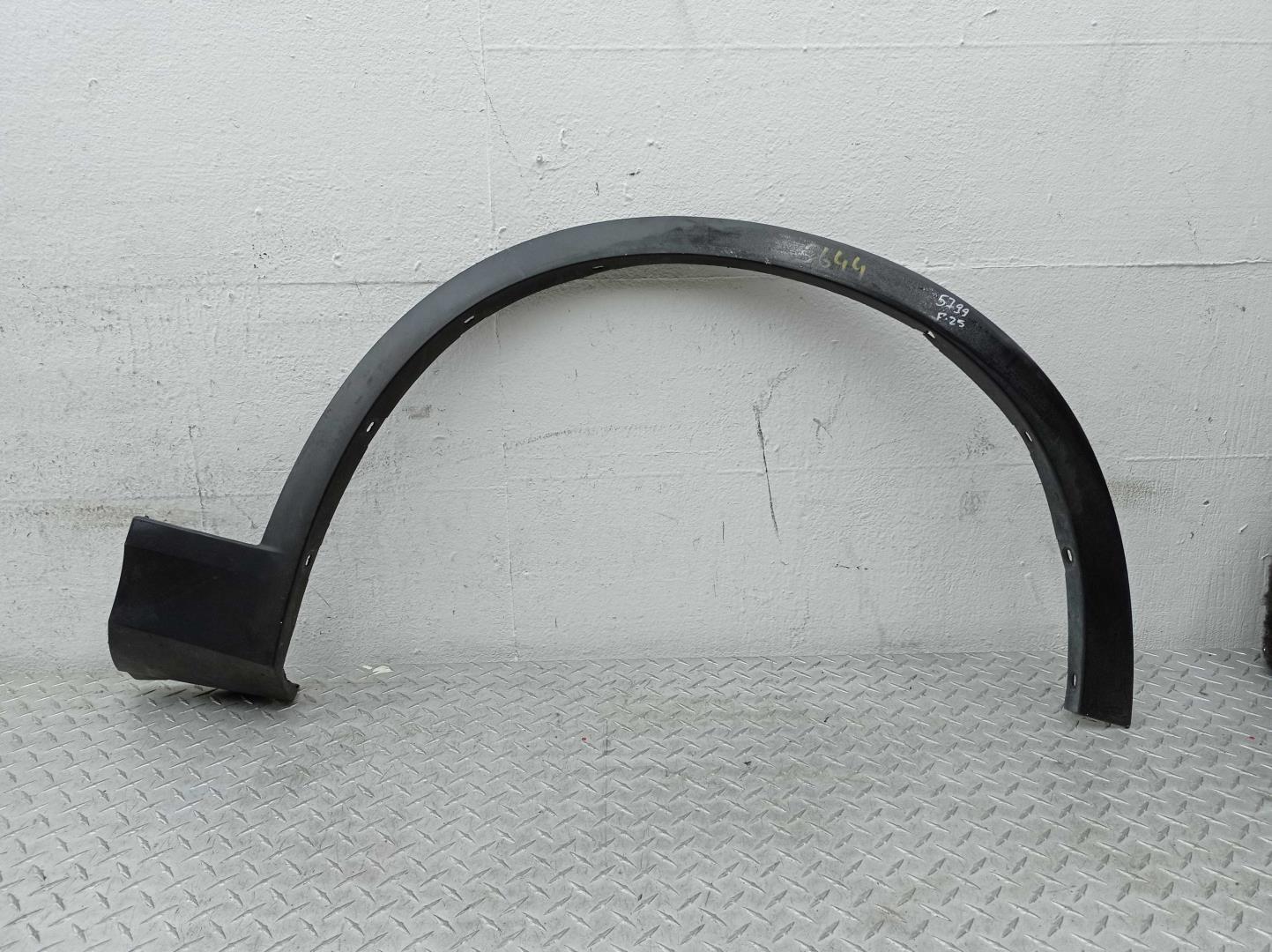 Накладка переднего крыла правого