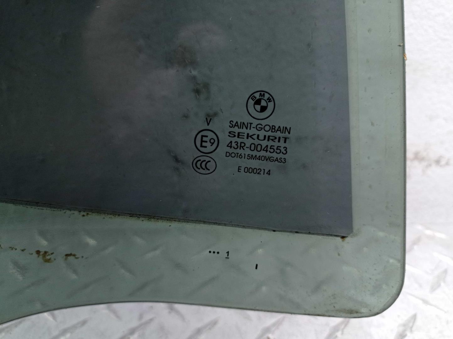 Стекло двери задней правой