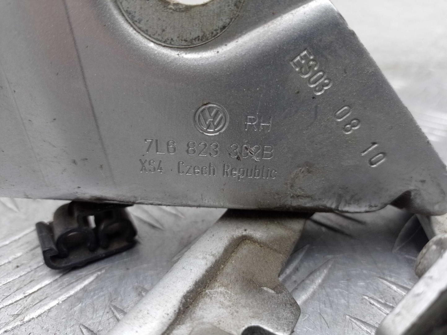 Петля капота правая