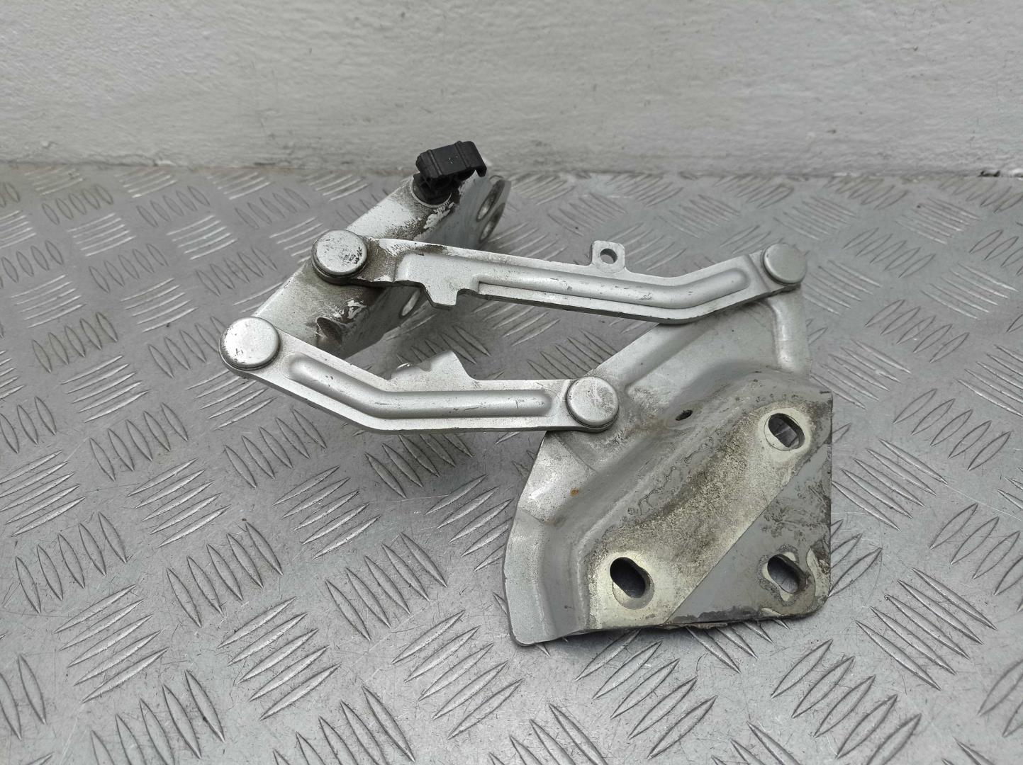 Петля капота правая