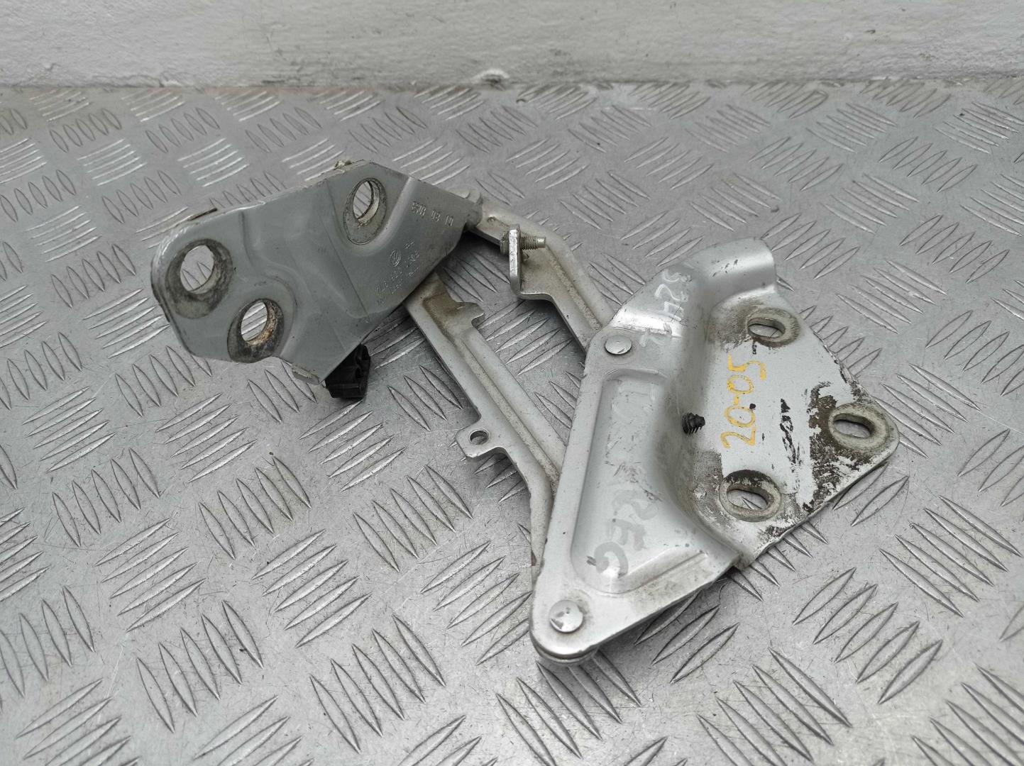 Петля капота правая