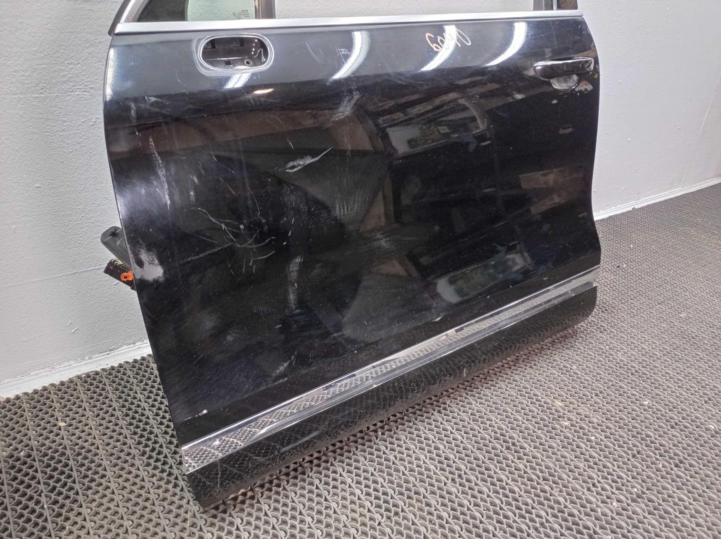 Стекло двери передней левой