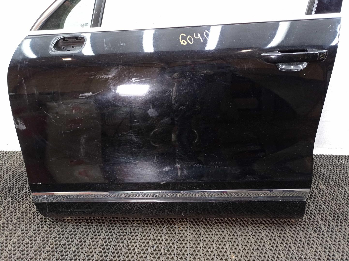 Стекло двери передней левой