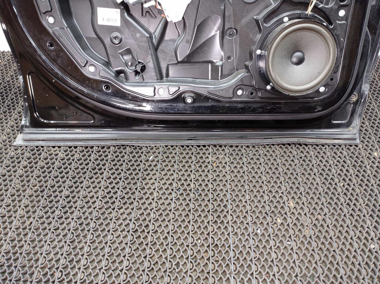 Стекло двери передней левой