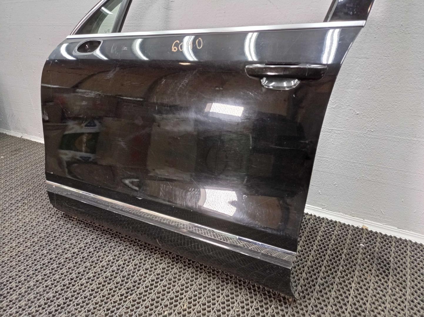 Стекло двери передней левой