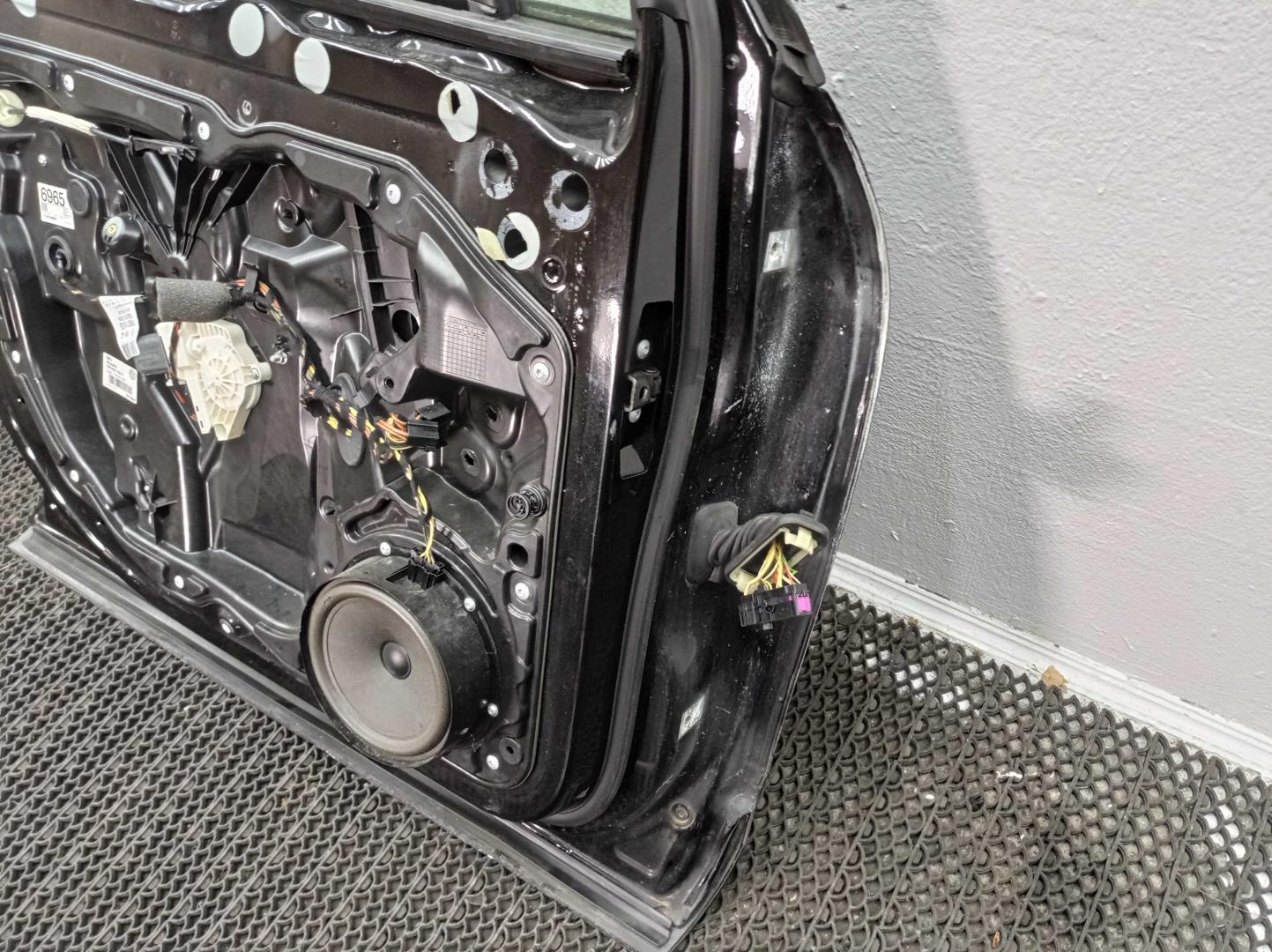 Стекло двери передней левой