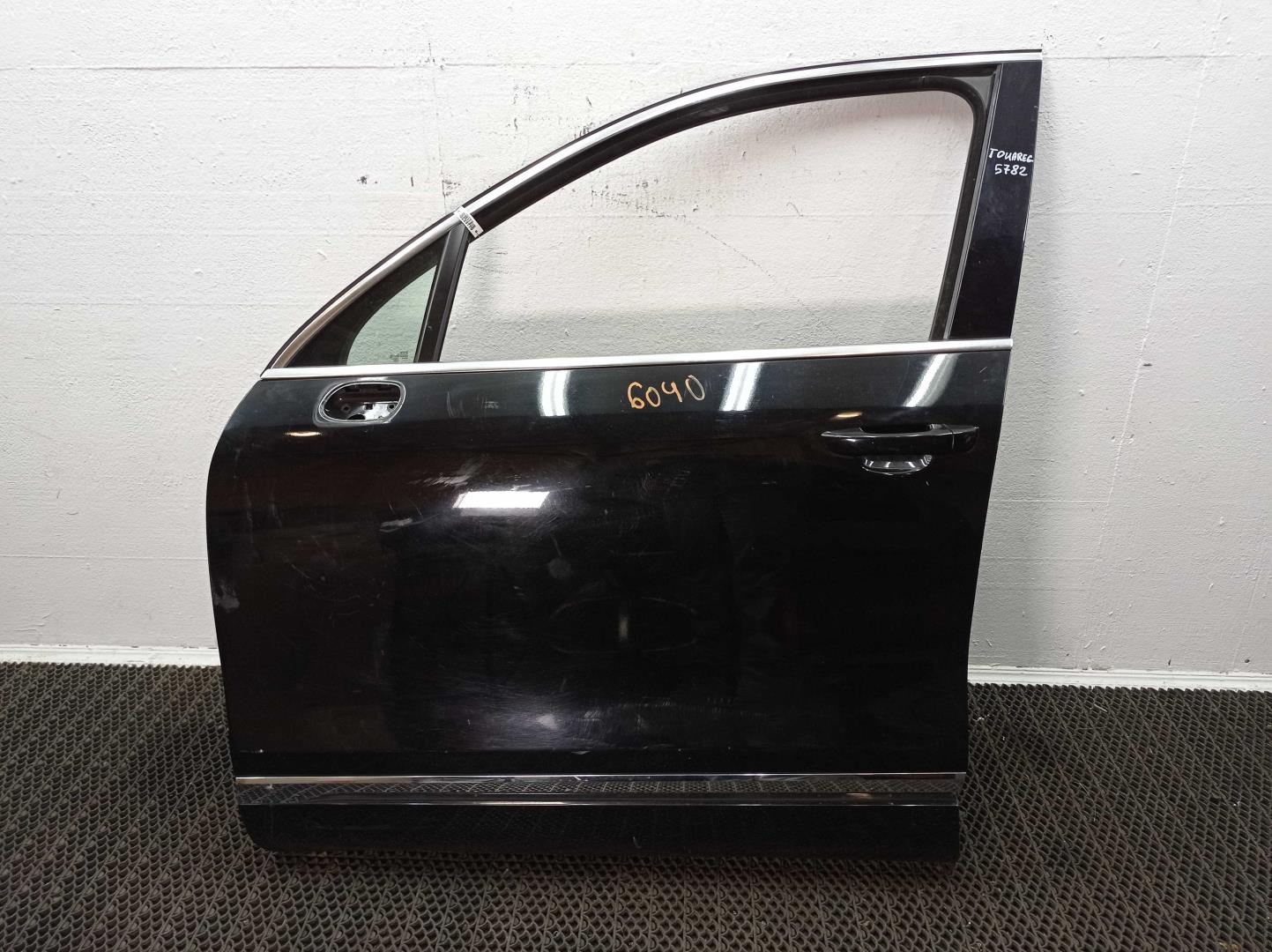 Стекло двери передней левой