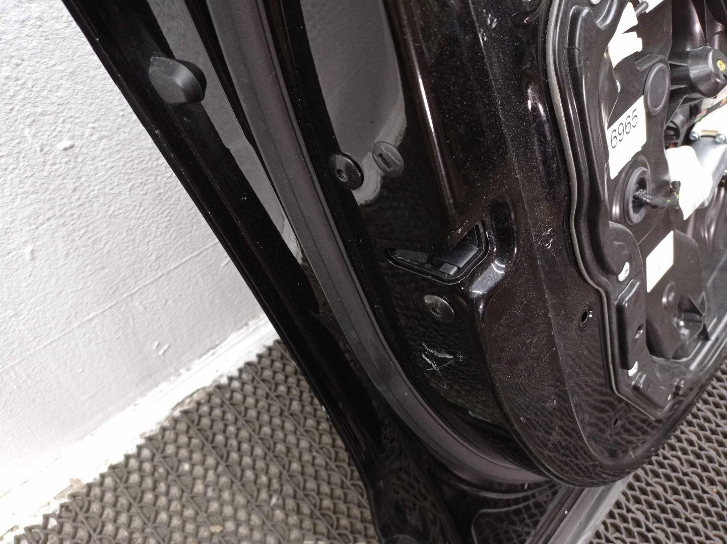 Стекло двери передней левой