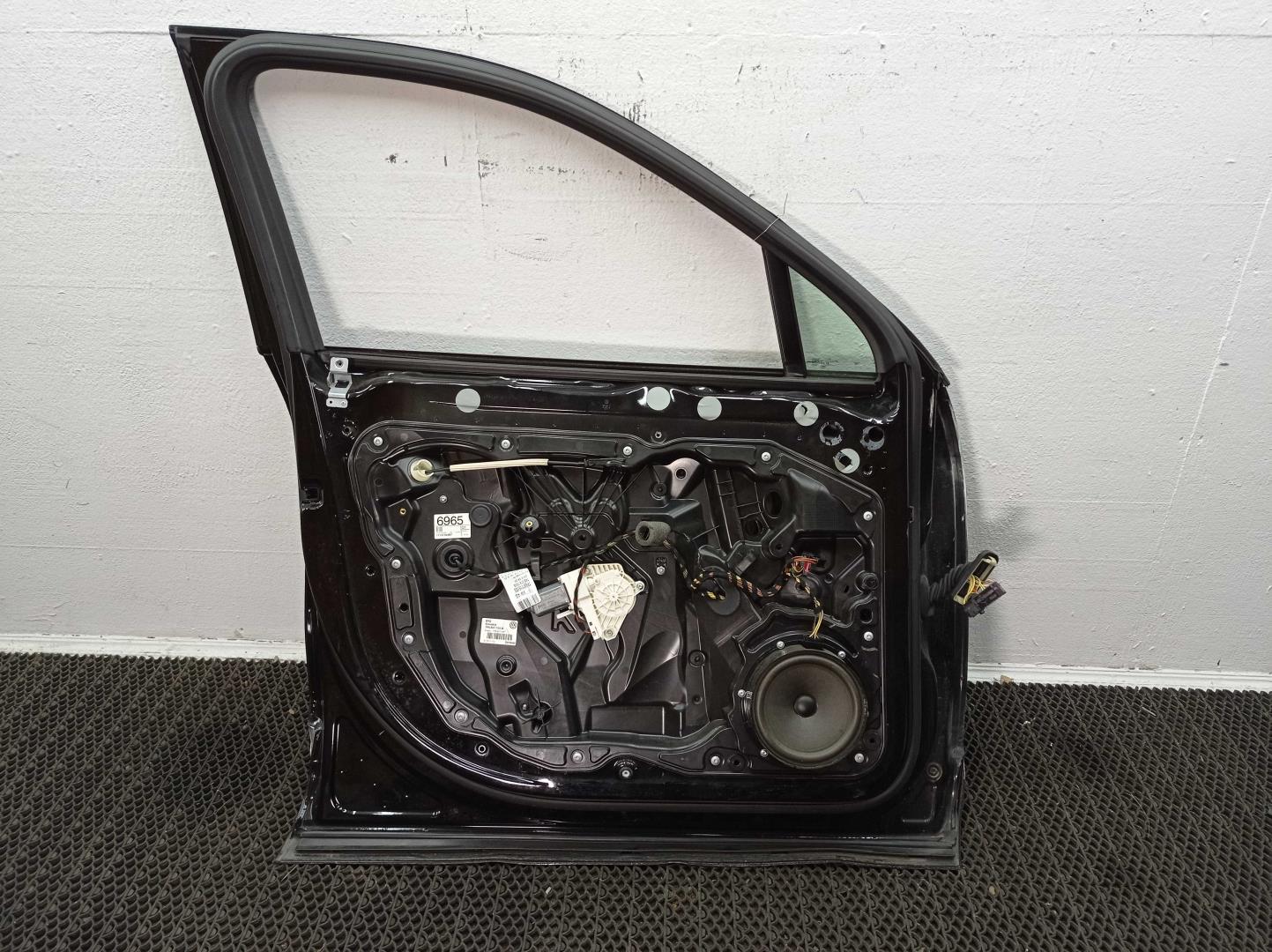 Стекло двери передней левой