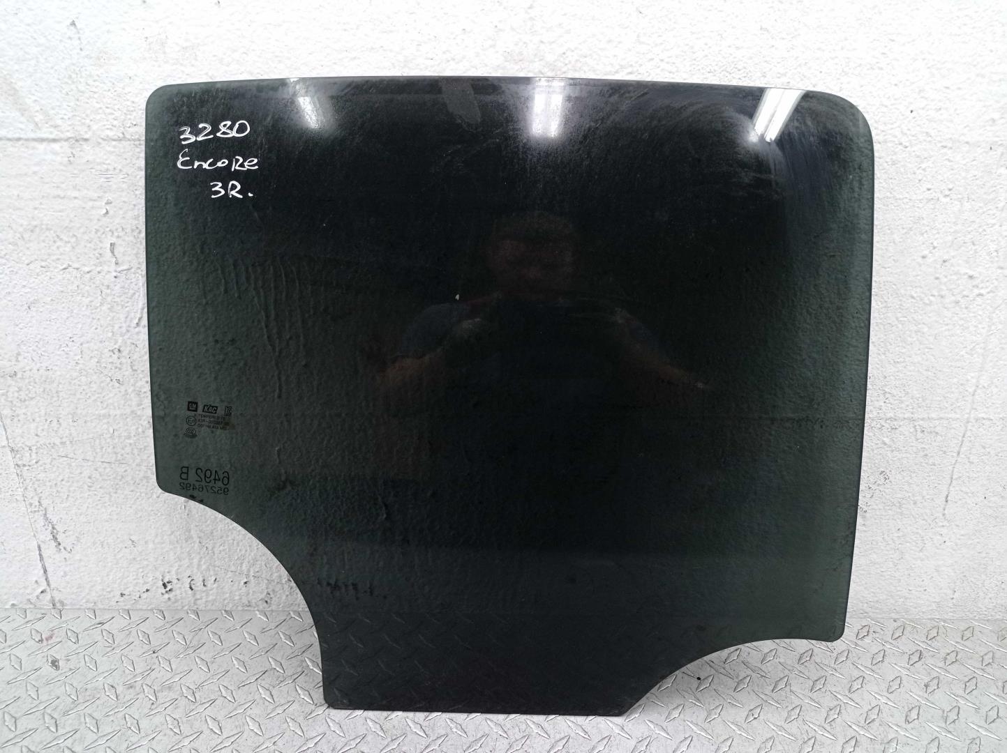 Стекло двери задней правой