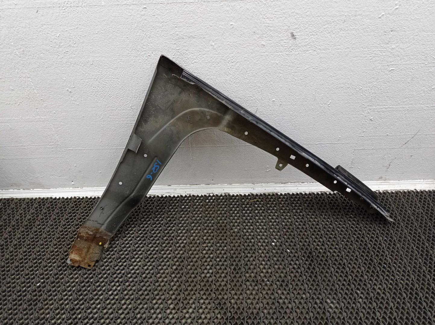 Крыло переднее левое