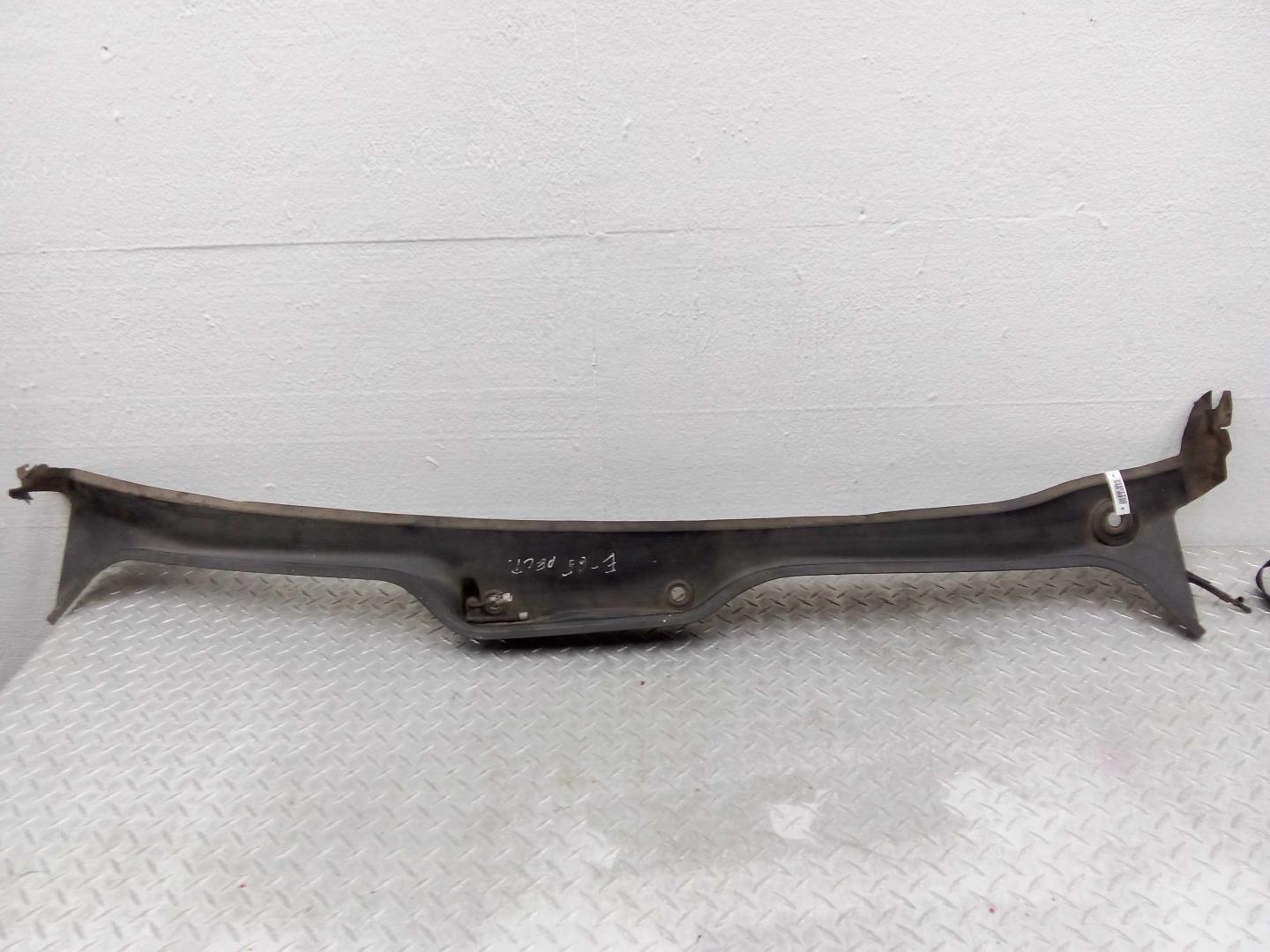 Решетка стеклоочистителей (Жабо)