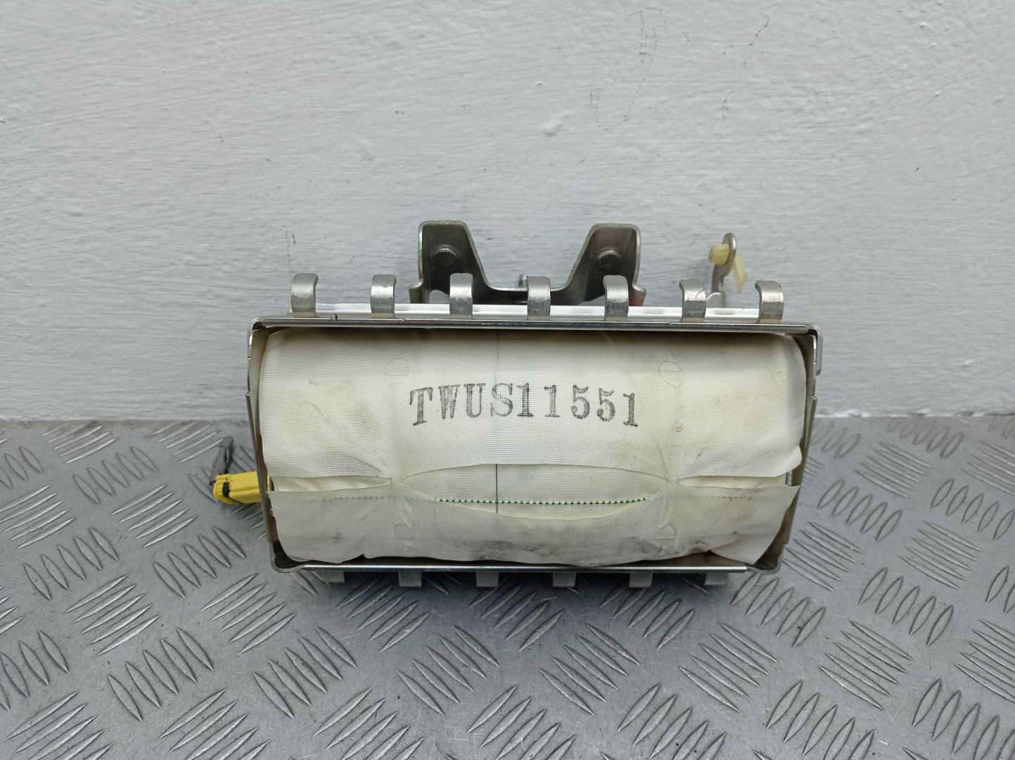 Подушка безопасности пассажирская (в торпедо)