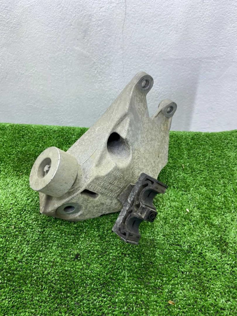 Кронштейн двигателя